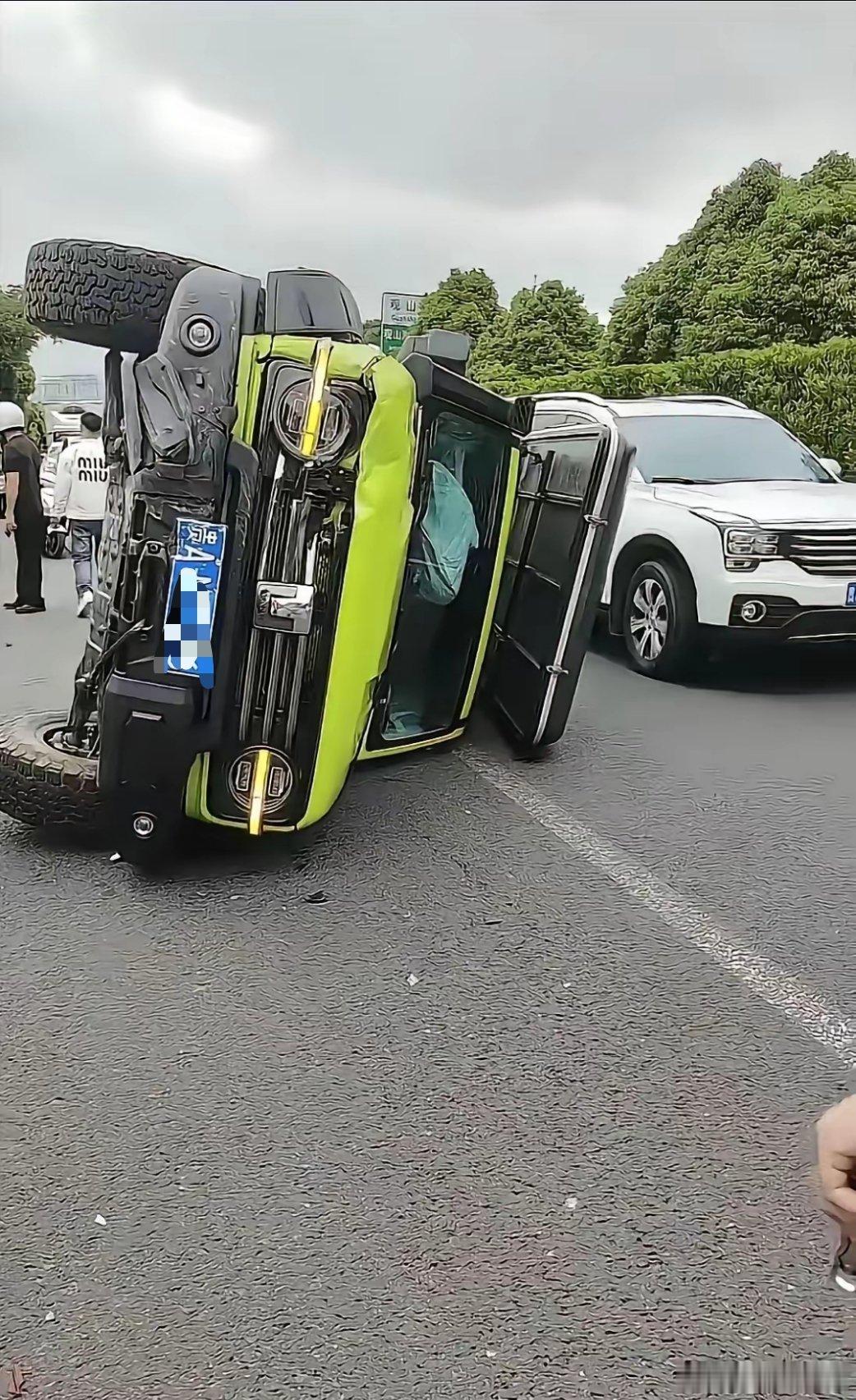 虽然翻车了，但坦克300是真硬，被撞的本田秒变两厢车，希望车上人没事。出门在外，