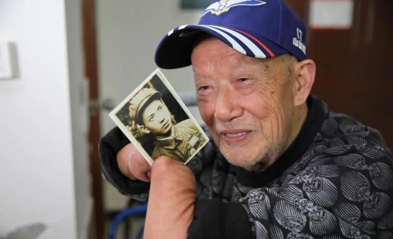 请不要吝啬您的双手，为冰雕连幸存者点赞！
他曾在零下四十度的雪地里埋伏了三天三夜