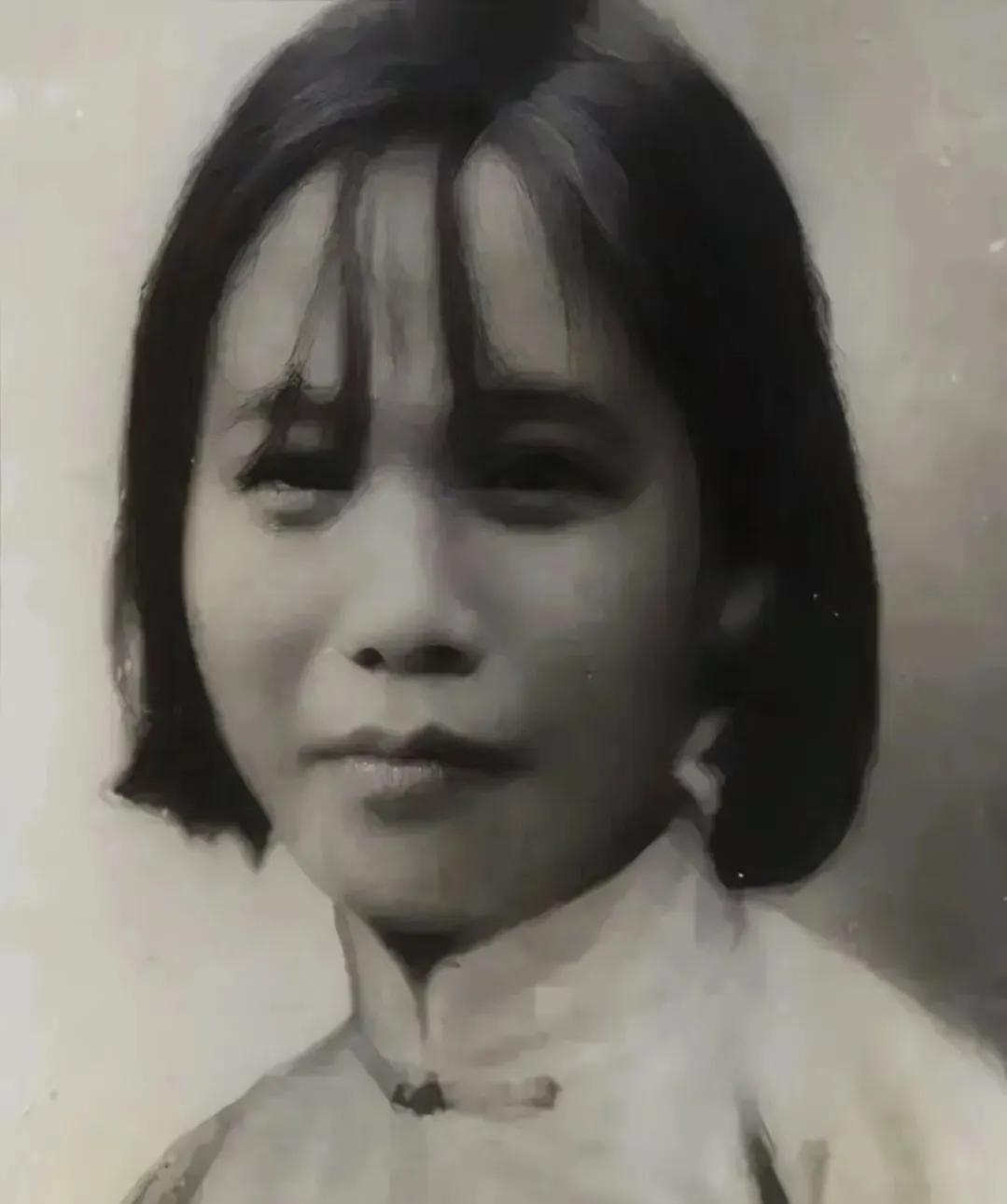 1943年，一位女战士被日寇残忍地钉在树上，突然，日寇放出一条狼狗，狼狗疯狂地撕