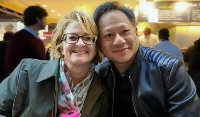 怪不得有这么一种说法，说华人如果和白人结婚，不出三代，基本就看不到华人的模样咯。