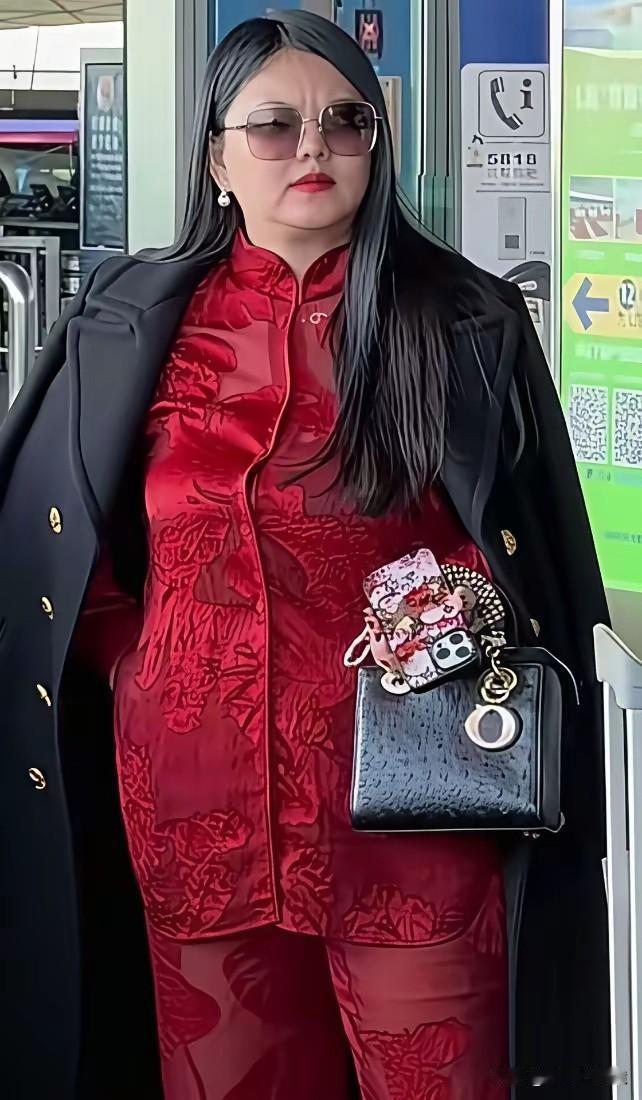 照片中这个女人50岁不到就胖成了这副臃肿的模样，这是自我放任，不管理身材了。
有