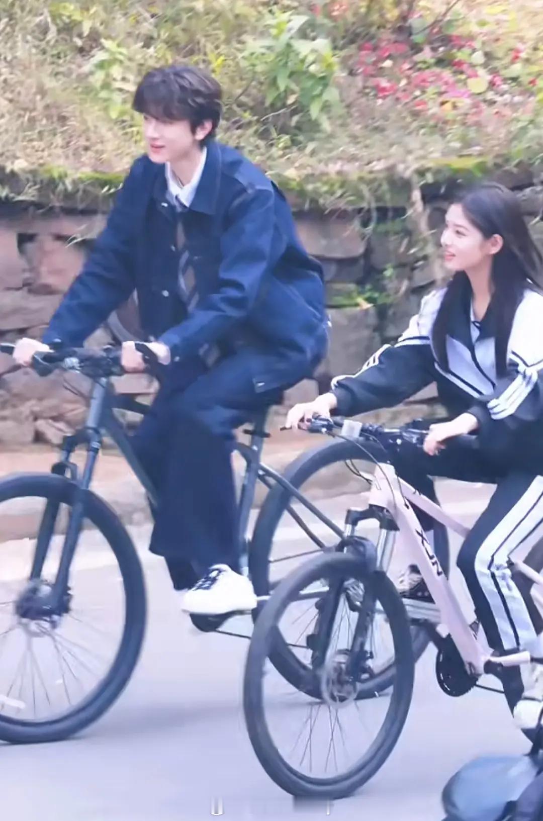 艾米林一同框路透，比开机那个大衣好太多了少男少女好青春~ 