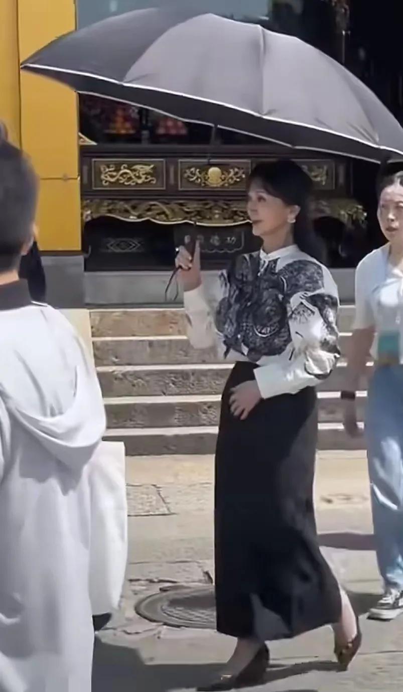 网友在绍兴偶遇赵雅芝，真像仙女下凡啊！有人说70多岁的人能这样，谁都不信，然而，