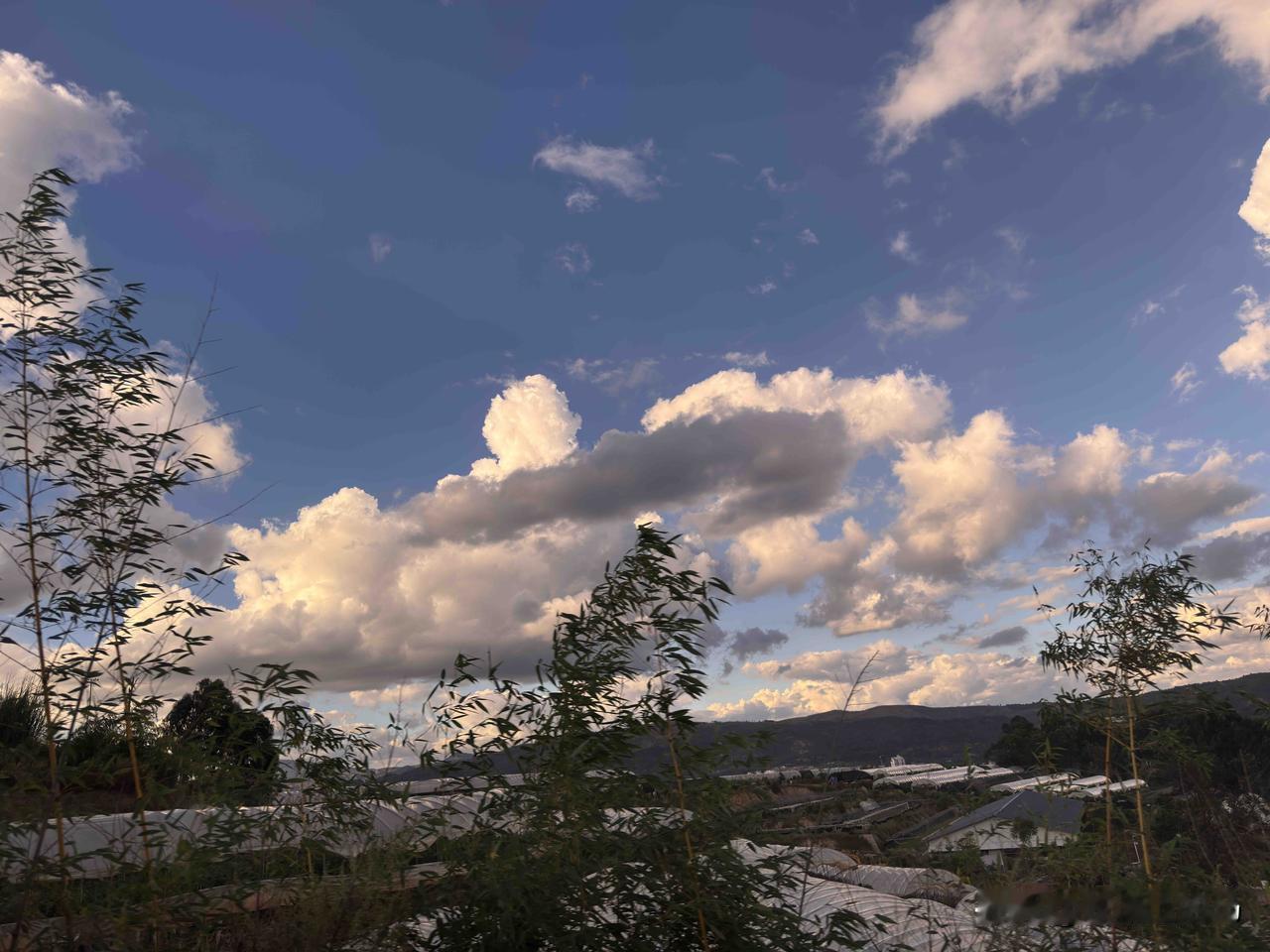 江川九溪山上风云照。