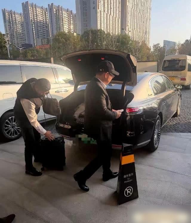 华为董事余承东是真拼啊！
​
开着自家尊界S800，从深圳一脚油门干到合肥，一千