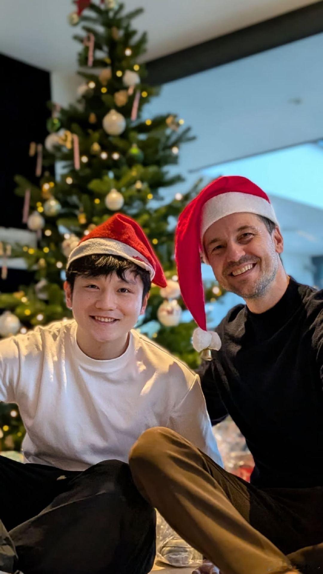 樊振东合影波尔笑容满满  樊振东更新社媒晒出和波尔的合影，两人头戴圣诞帽笑容满满