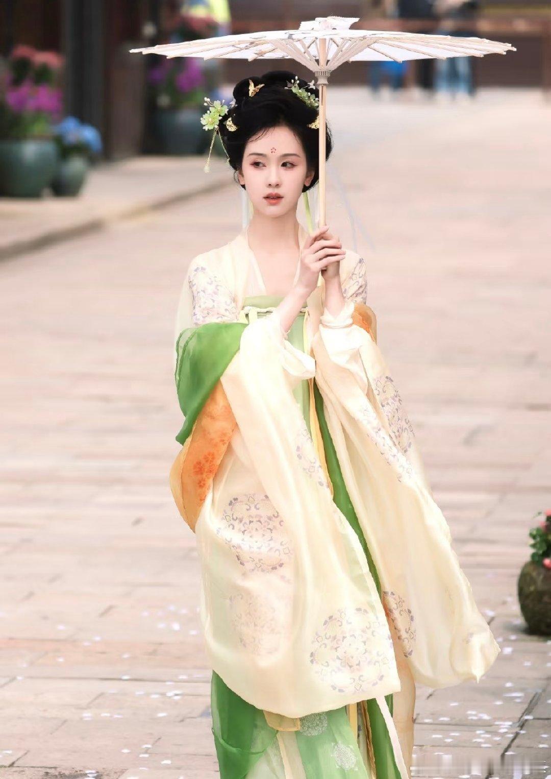 嘟嘟这赛博神女造型简直是美如画啊！ 陈都灵赛博神女造型 让我看到了什么是真正的仙