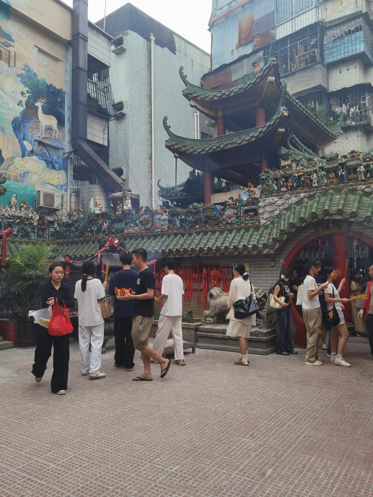 夏日生活打卡季 
西乡北帝庙求姻缘
在节假日，前往宝安西乡北帝庙问签求姻缘的年轻
