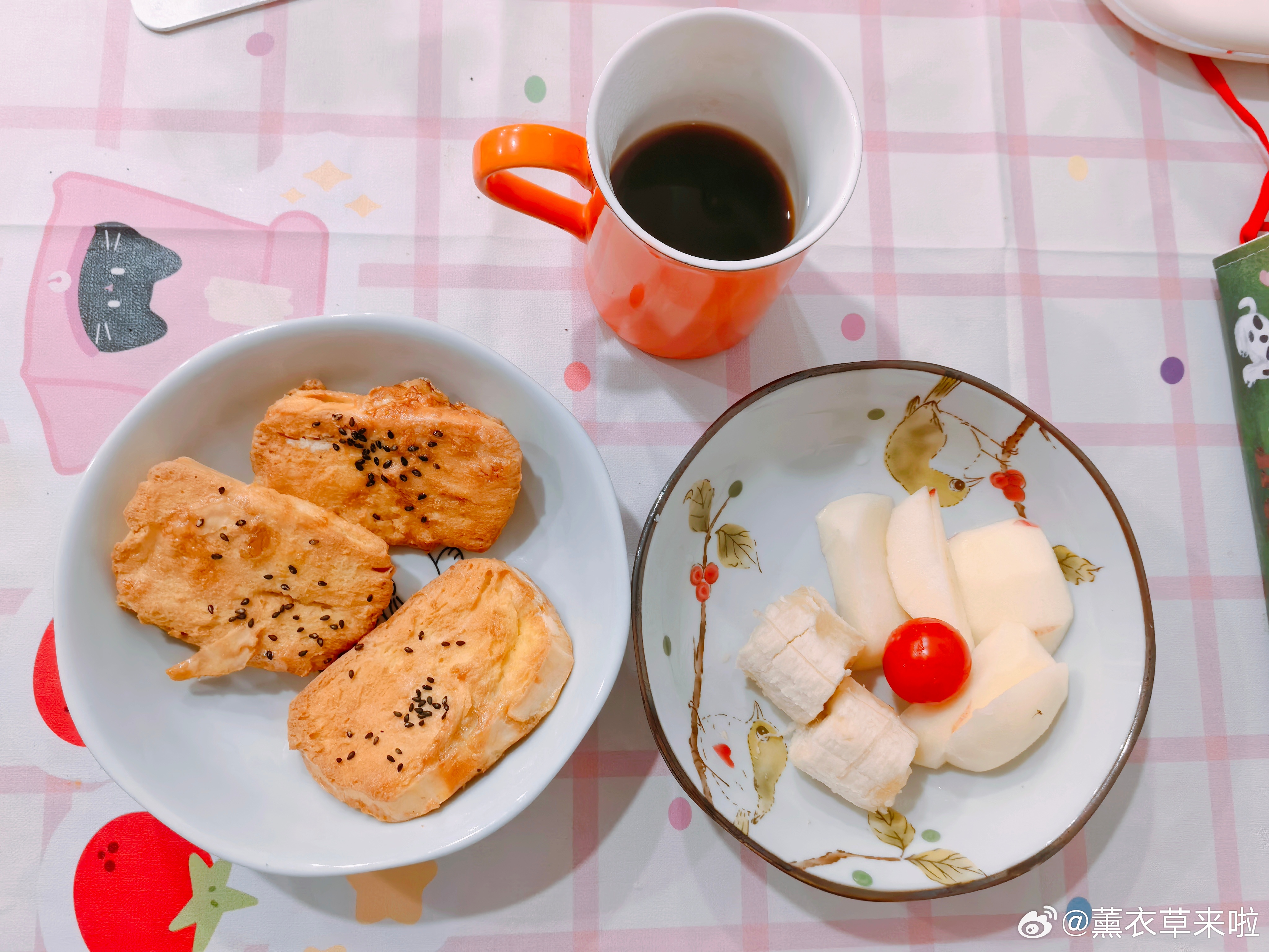 生活手记 我做的烤馍片比面包好吃😋，一份简单的早餐结束，虽然外面还下着雨🌧️