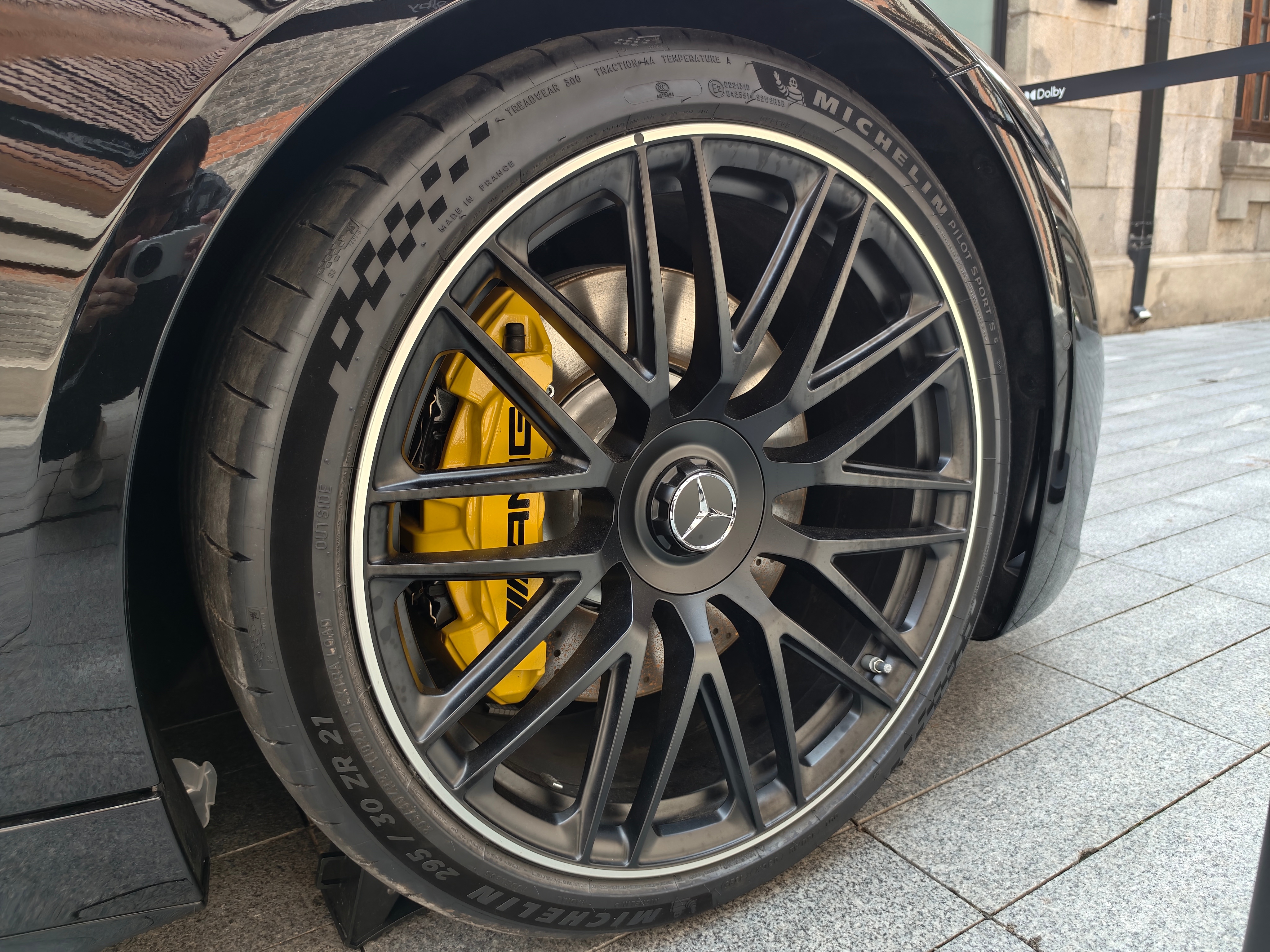 奔驰 AMG 和杜比联合发起的一个沉浸式的 3D 环绕立体音响活动，展车是奔驰 