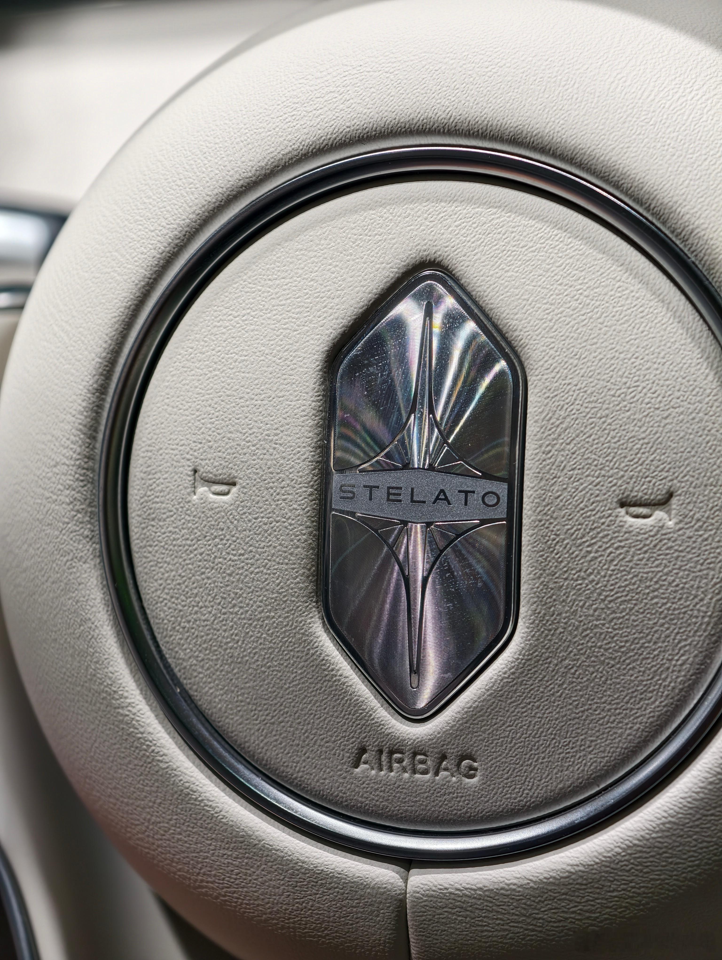 s9t之前一直没看过，这套内饰的氛围感还是做得不错，享界的新标也很有质感。相比于