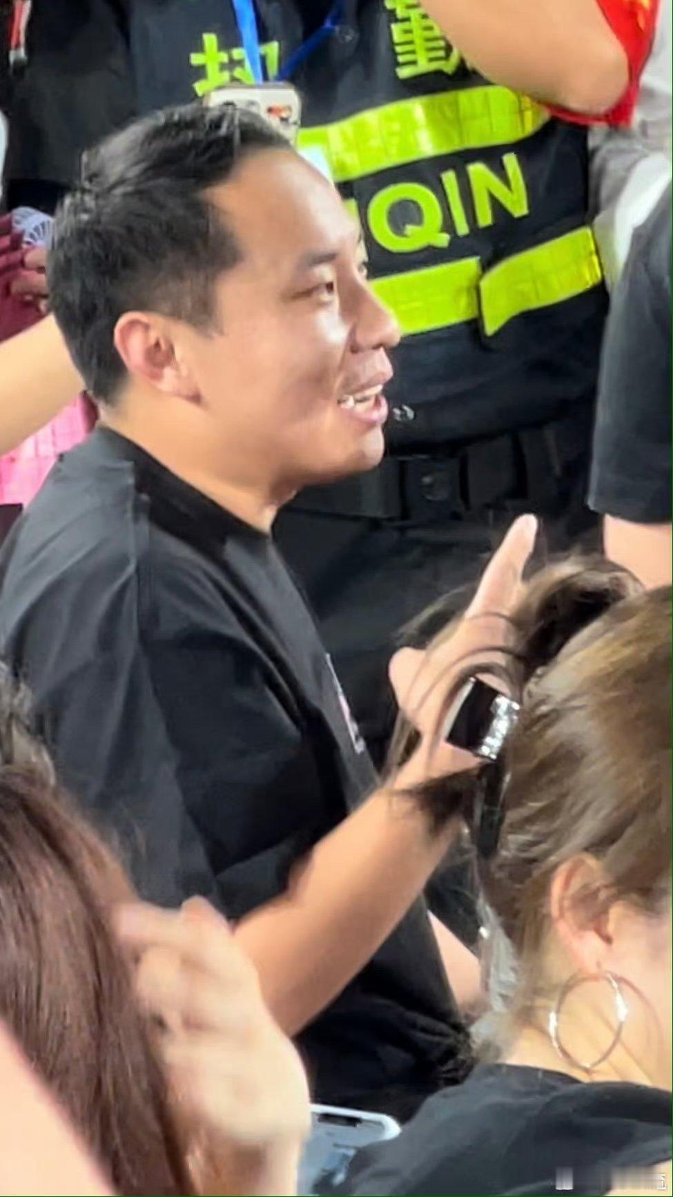 #徐志胜来看汪苏泷演唱会了# 汪苏泷的演唱会无疑是一场音乐盛宴，他作为一位才华横