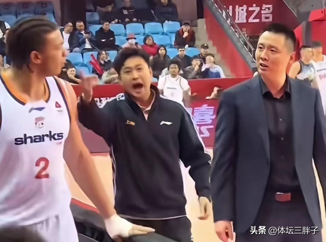 洛夫顿不聪明，反的不是时候。上海男篮与吉林队的比赛的一幕，让让替上海男篮夺冠之路