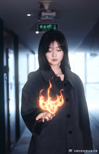 哪吒教孙千控火术  瞬间被惊艳到。孙千的冷冽气质与哪吒的活泼热烈形成鲜明对比，却