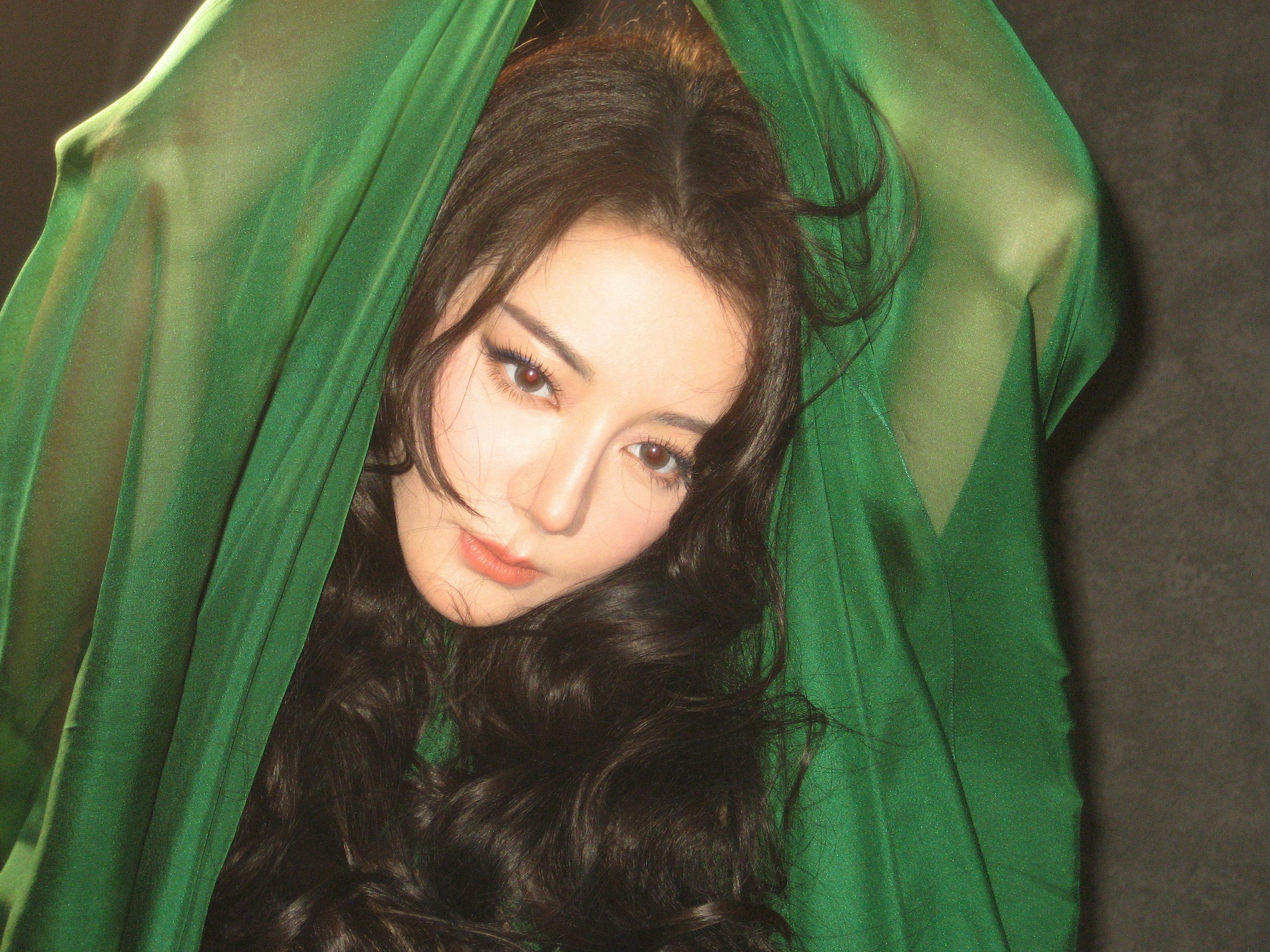 迪丽热巴   自带浪漫治愈氛围，朦胧光影里藏着灵动模样～新鲜出炉的限定嘻嘻迪 来