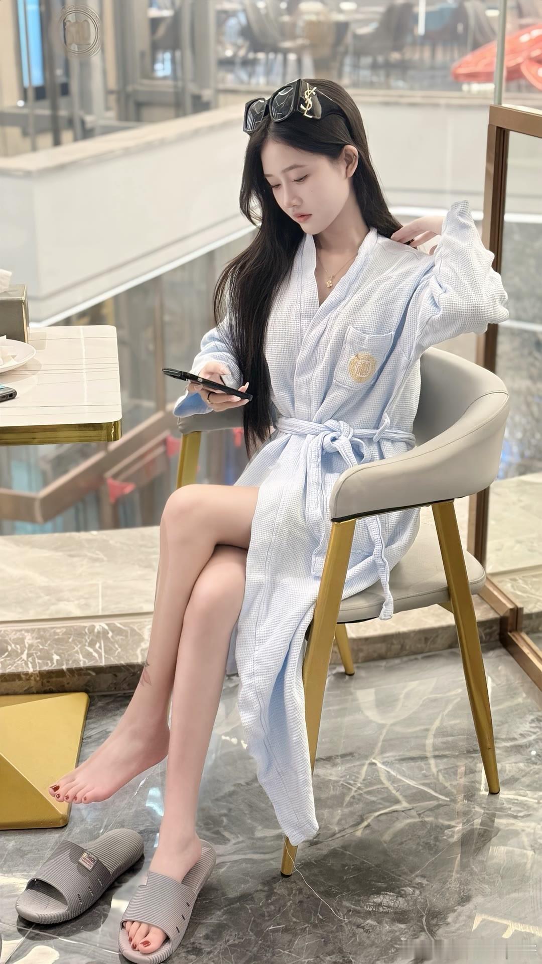 指如削葱根，口如含朱丹~ 