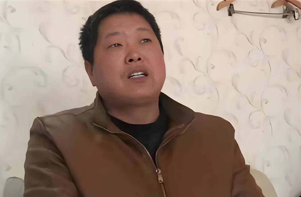 1995年，退伍老兵等不来安置，南下蹬三轮23年，47岁在镇政府散步，竟在公告栏