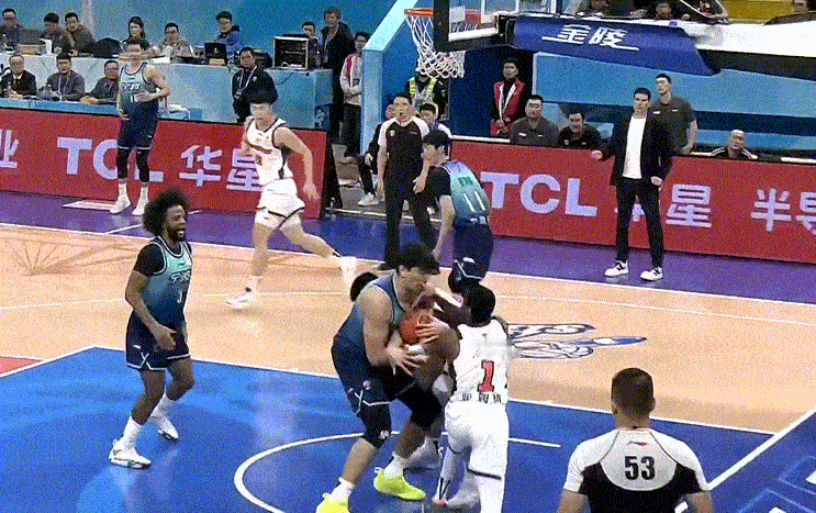 王洪泽这下伤得不轻，手臂被对手硬掰，目前王少杰和焦泊乔都5犯毕业，杜锋指导只能派