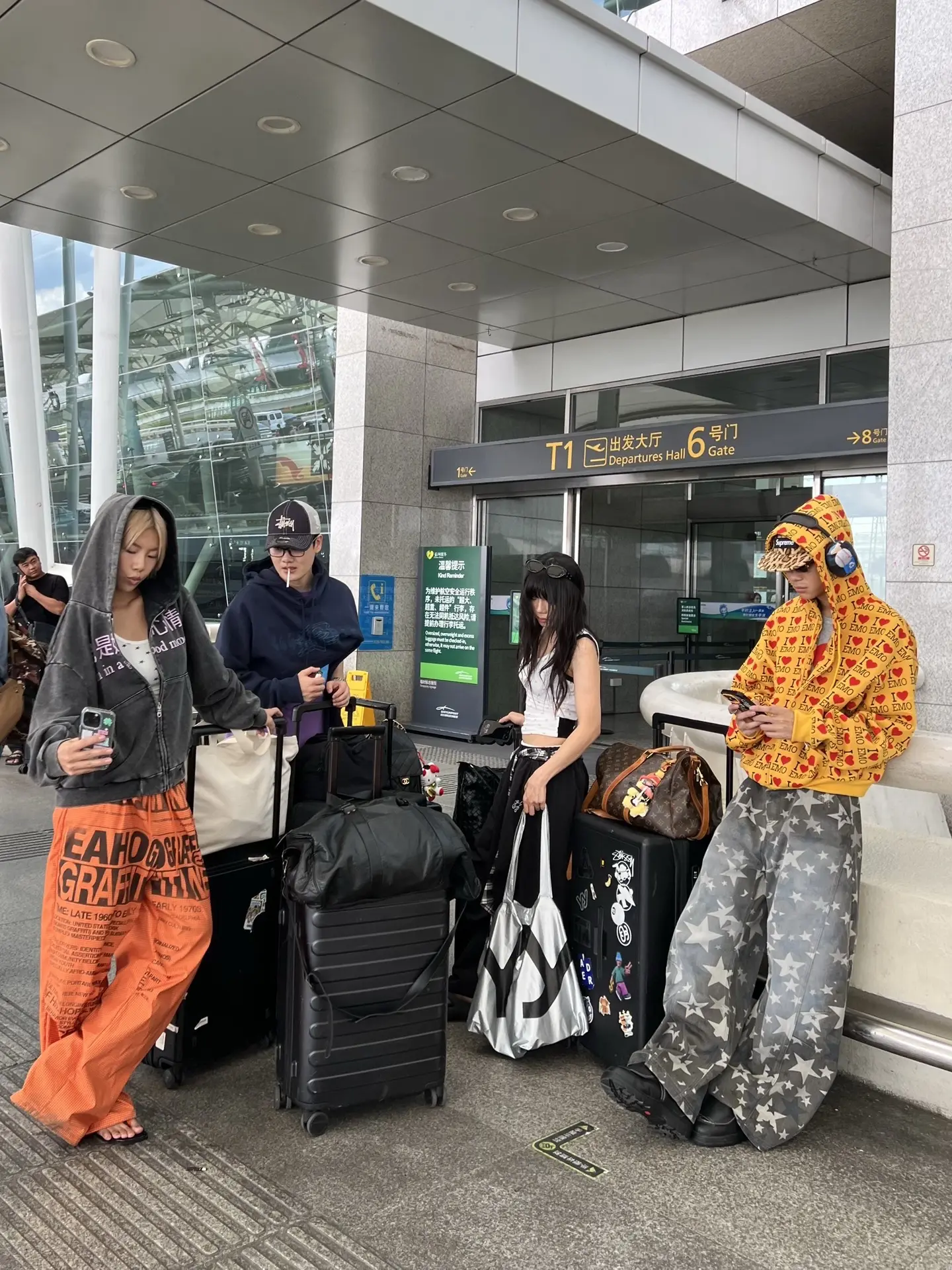 一个月没喝蜜雪冰城终于拿到沪签了。