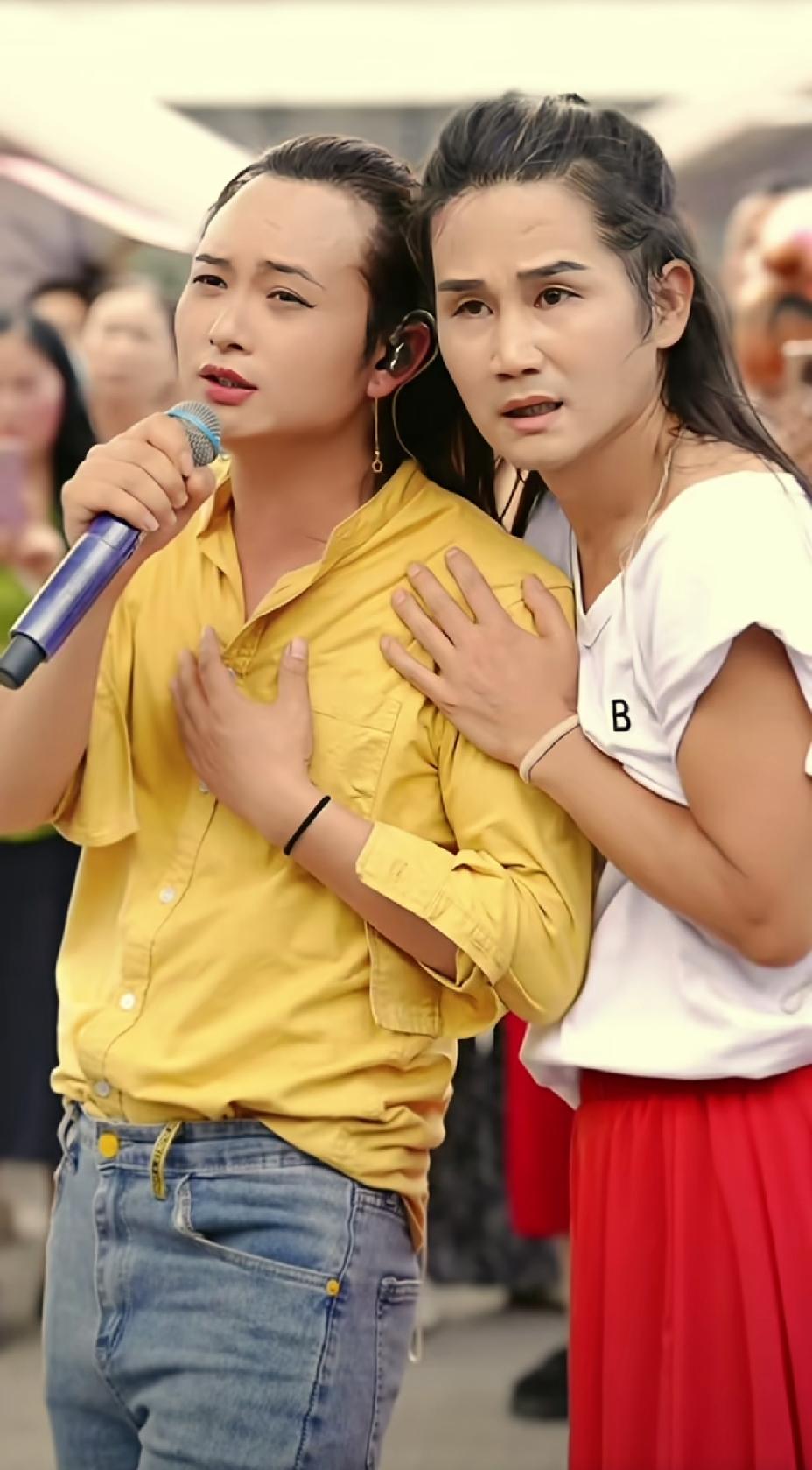 俩个男人，比女人还要妩媚。