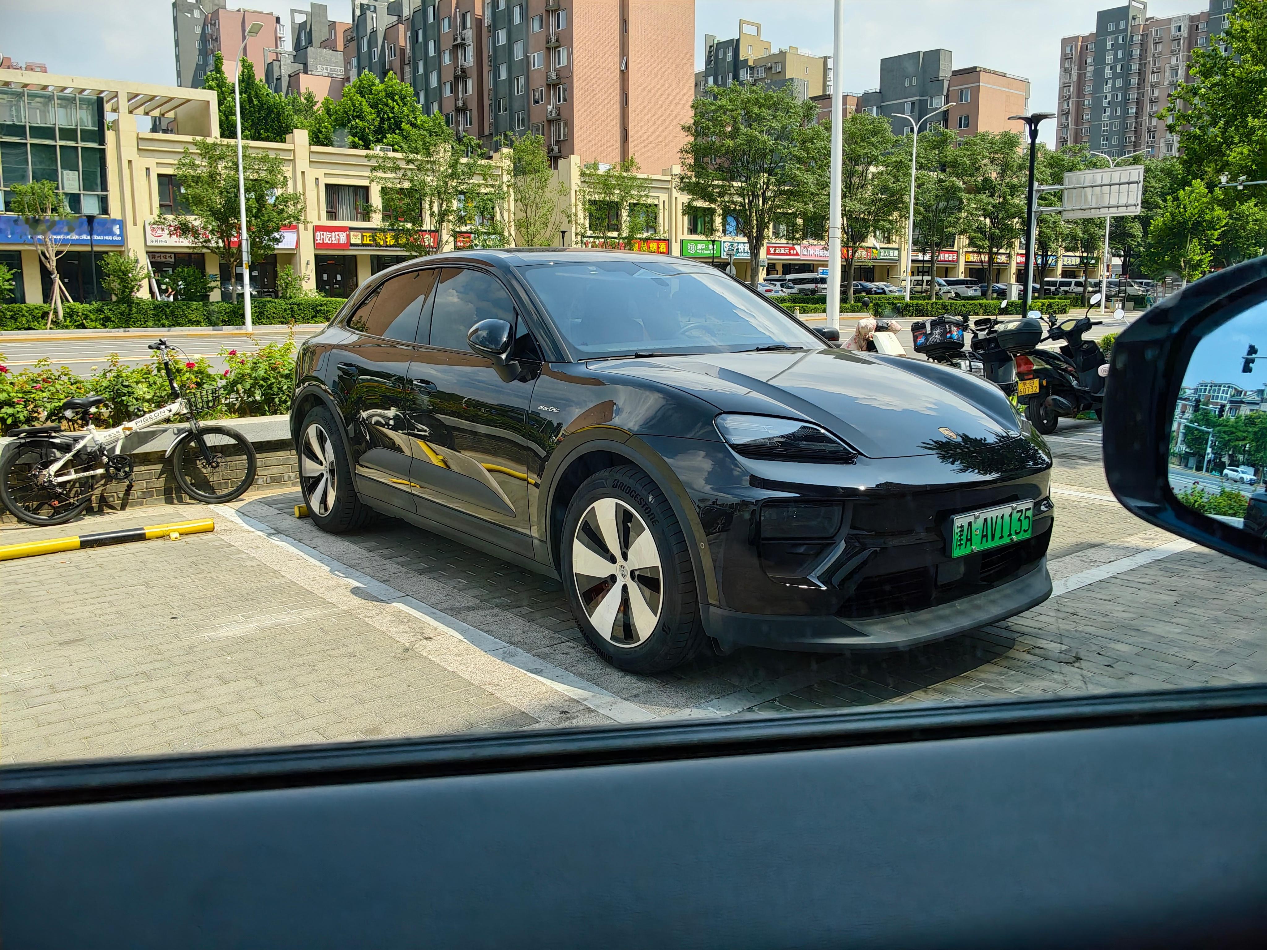 天津人还是挺会享受，纯电 Macan 先开上了[doge]你的下一台车  ​​​