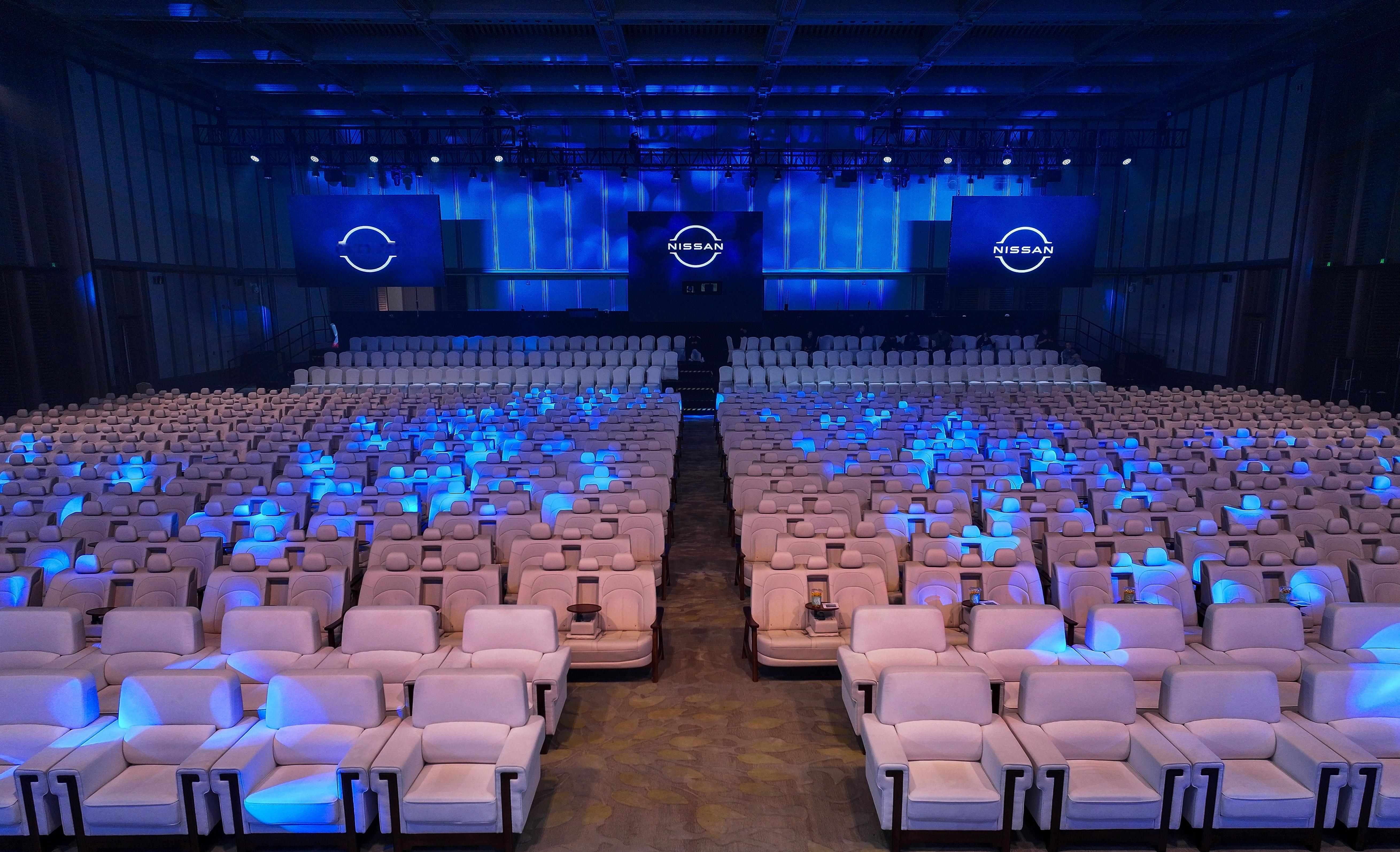 百万级后排大沙发今天晚上东风日产N6发布会现场居然有着几百张沙发，听到这个消息我