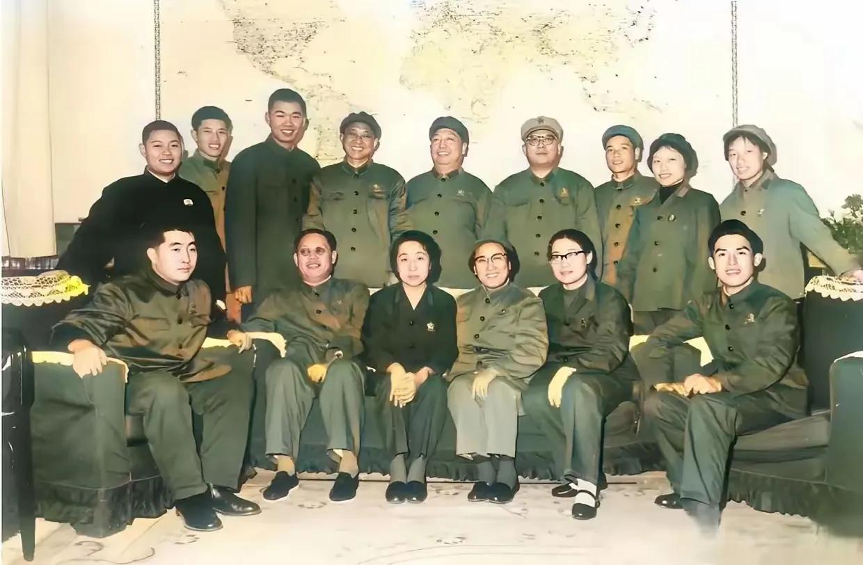 1971年新年，林豆豆和妹妹、母亲一起，在谁家拜年，合影留念。我想起我小时候，1
