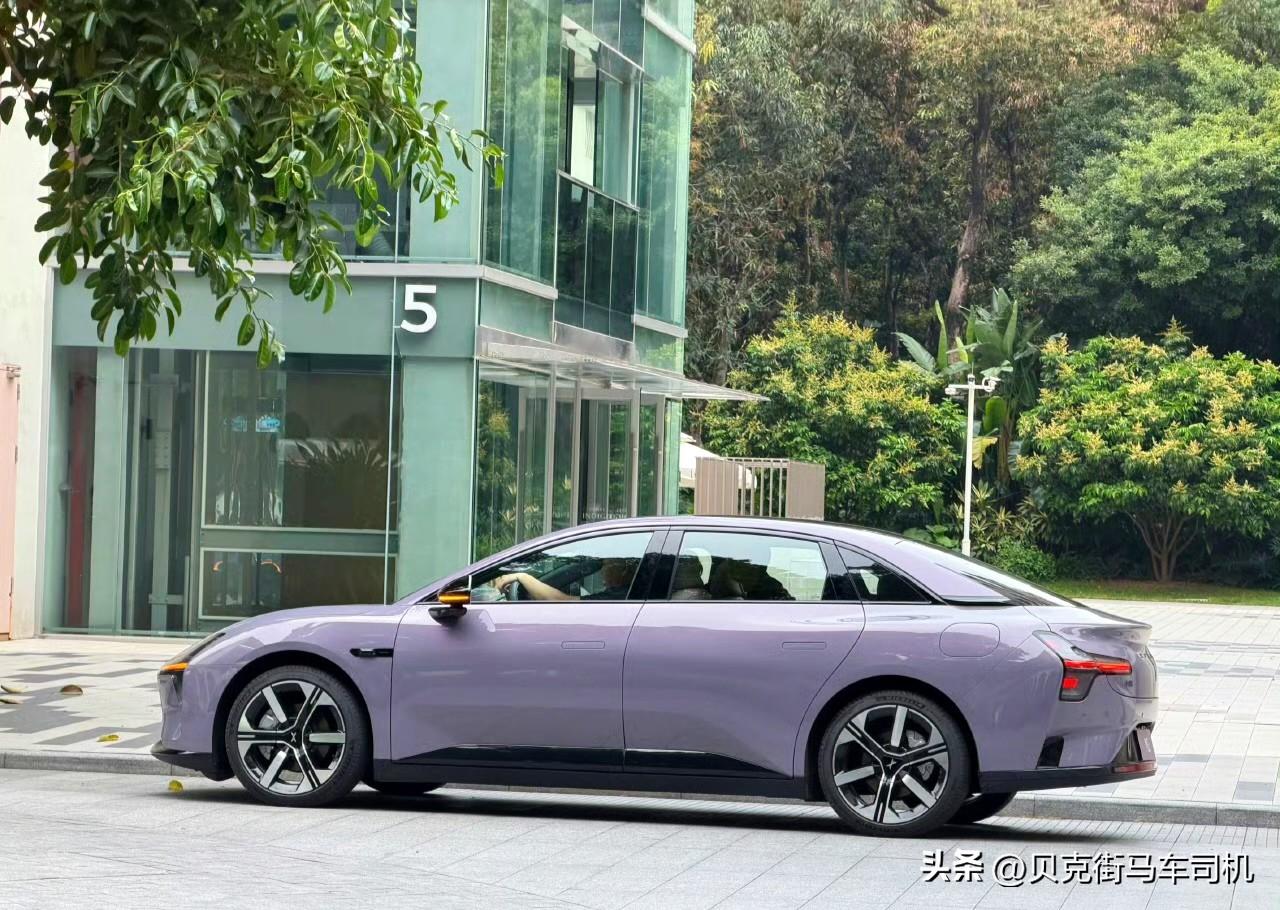 在小鹏众多车型中，卖最便宜的mona03设计反而我是觉得是最漂亮的。
这个角度正