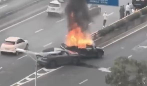 男子救出2人后车辆瞬间被大火吞噬近日，南京栖霞大道发生两辆新能源车相撞事故，车辆