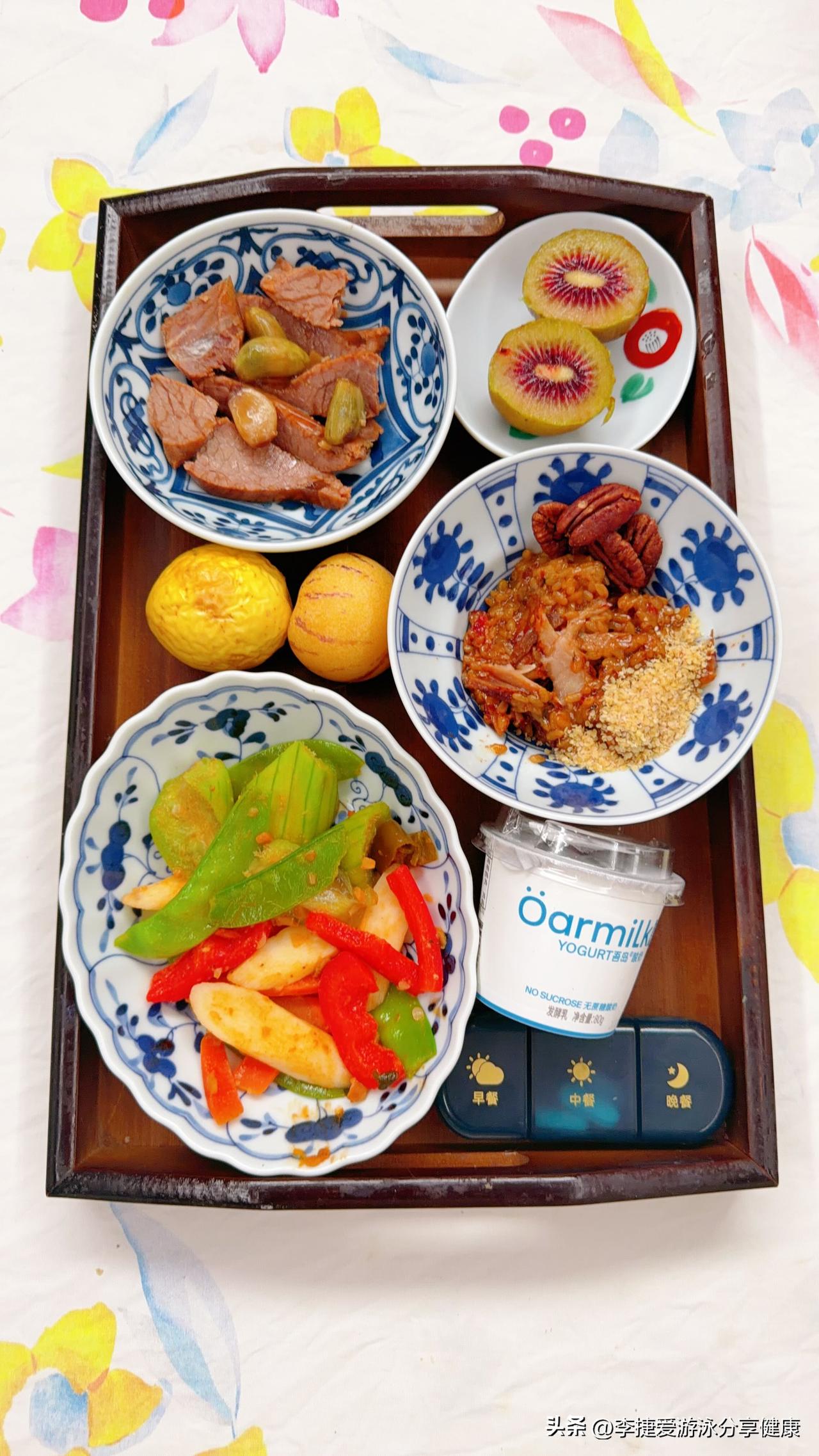 蔬菜合炒，丝瓜荷兰豆胡萝卜山药蚕豆事先焯水，丝滑无氟不粘锅橄榄油低温清炒，加彩椒