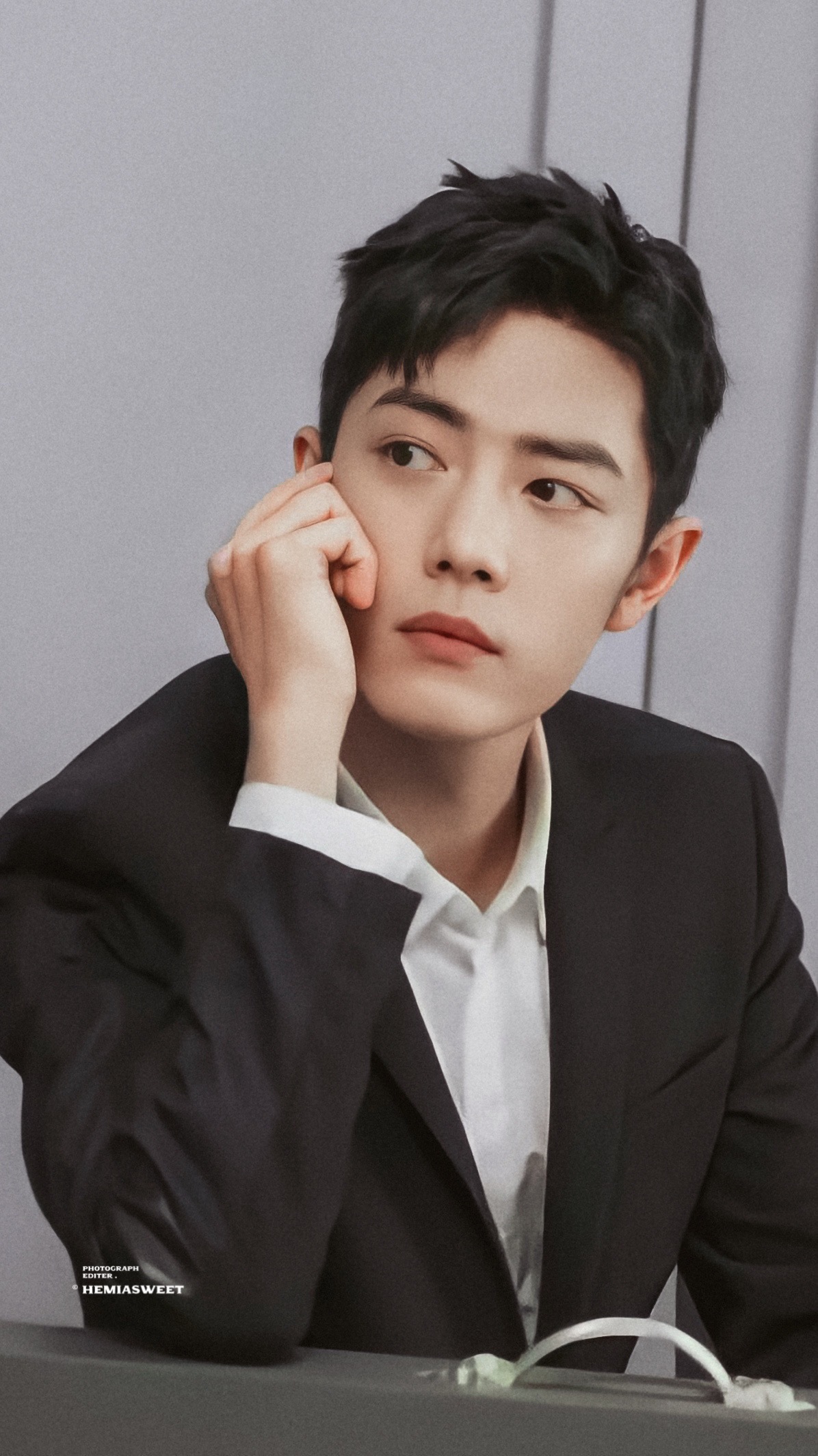 肖战提名亚洲艺术电影节最佳男主星光不问赶路人，时光不负有心人。肖战黑色西装鲨太帅