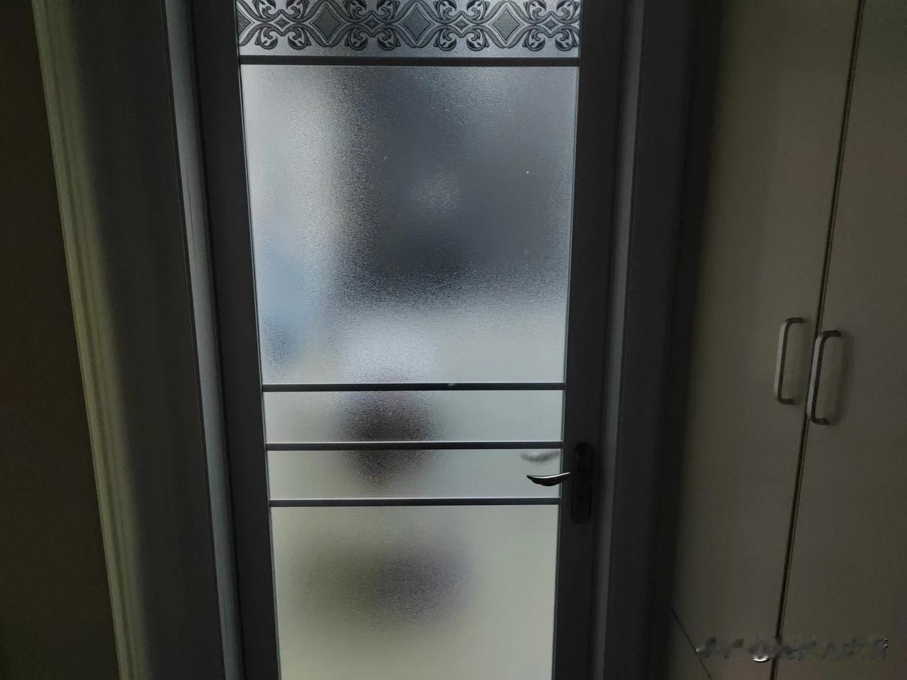 老婆上班去了，岳母非要洗澡，我说等***回来了再洗，也不知道是没听清还是什么原因
