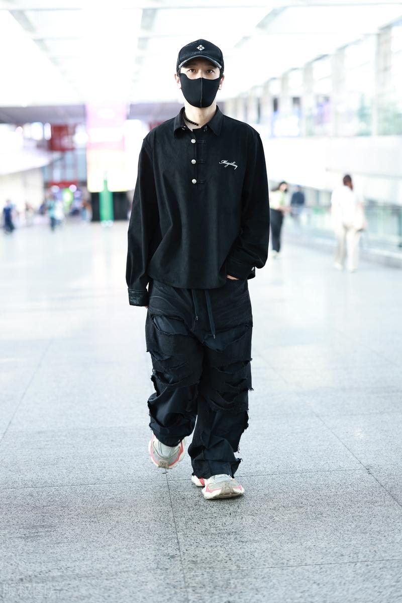 最近黄晓明现身北京机场，她这回搭配了一身黑色的衣服，看上去格外潇洒。

黄晓明上