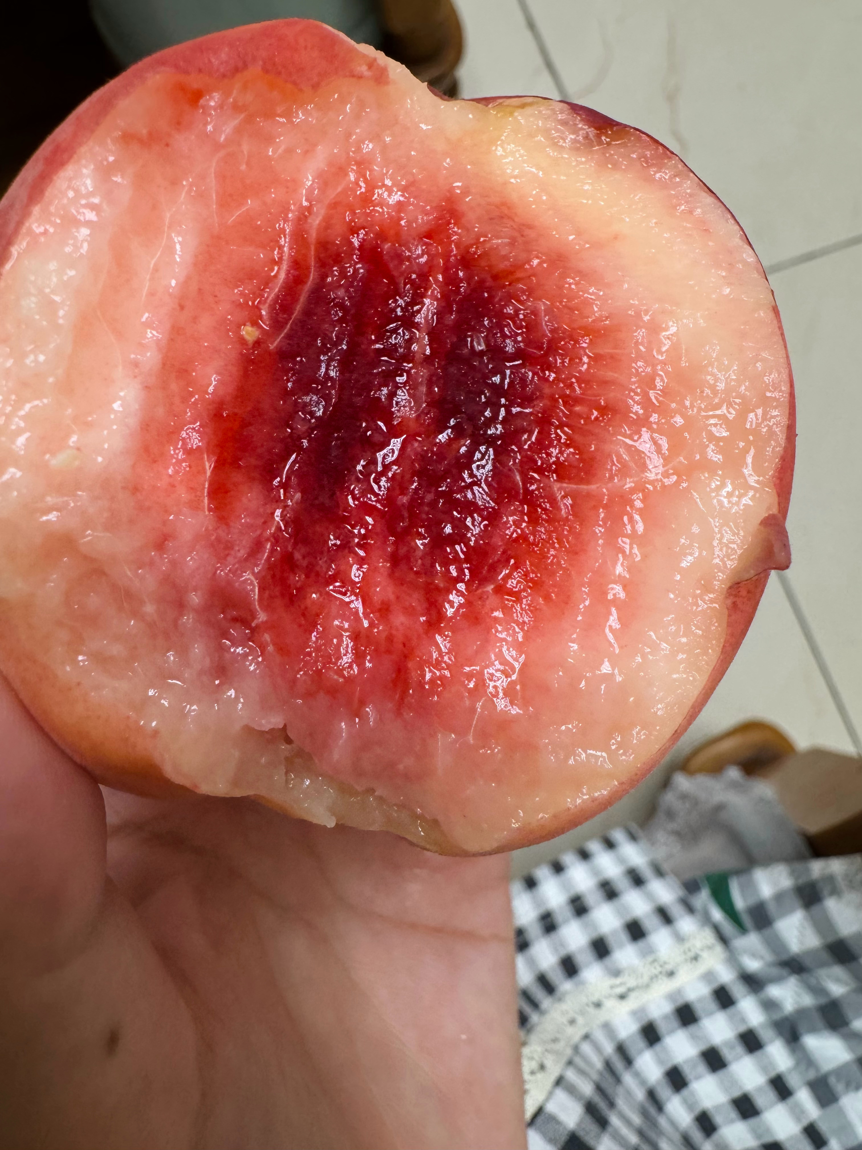 上周买的水蜜桃，放了一周也没有放到我想要的程度[泪]最后直接带皮吃了，还是最爱白