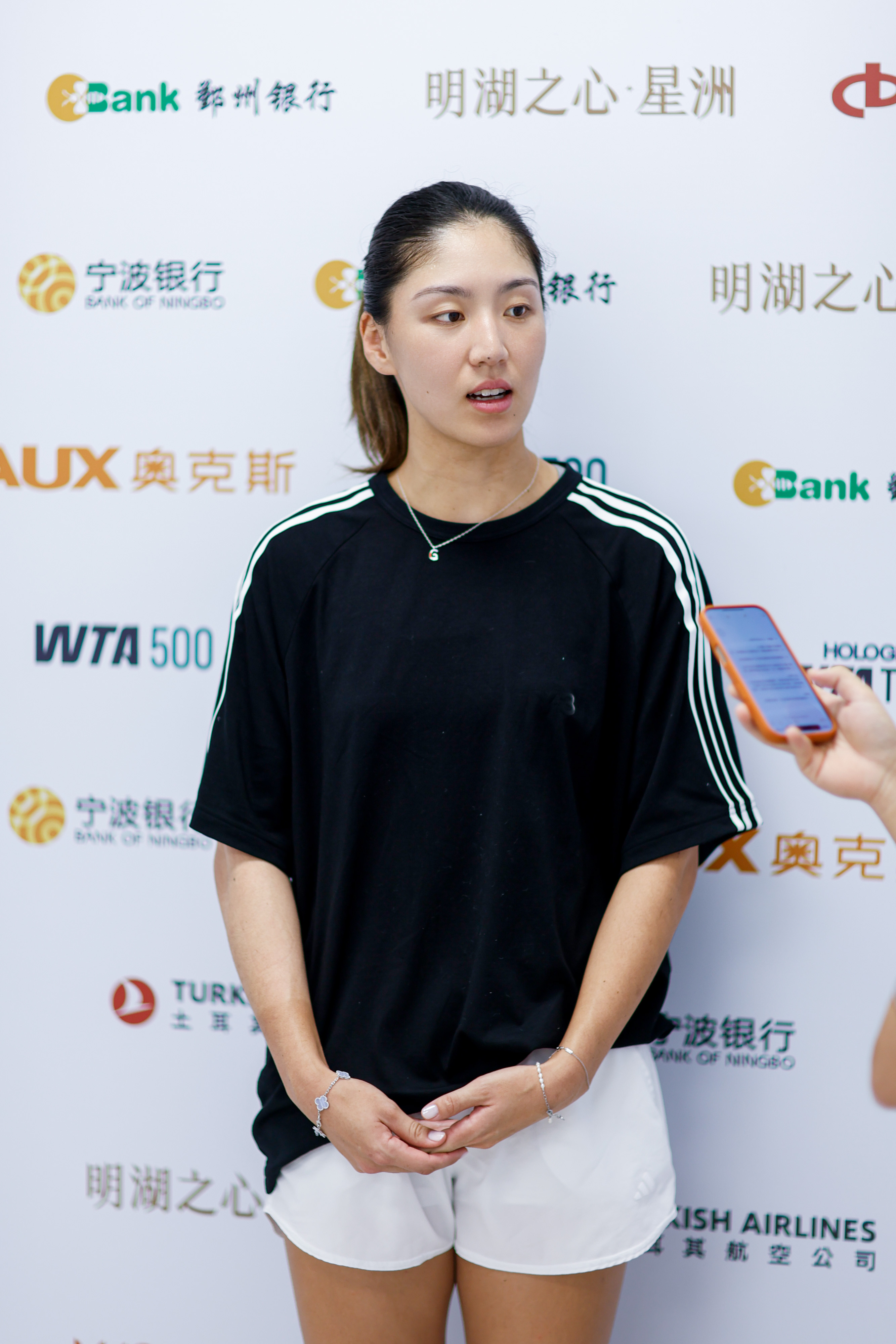 王欣瑜：“抛开草地赛季成绩不错，今年其实我对我来说是比较困难的一年。”宁波站媒体