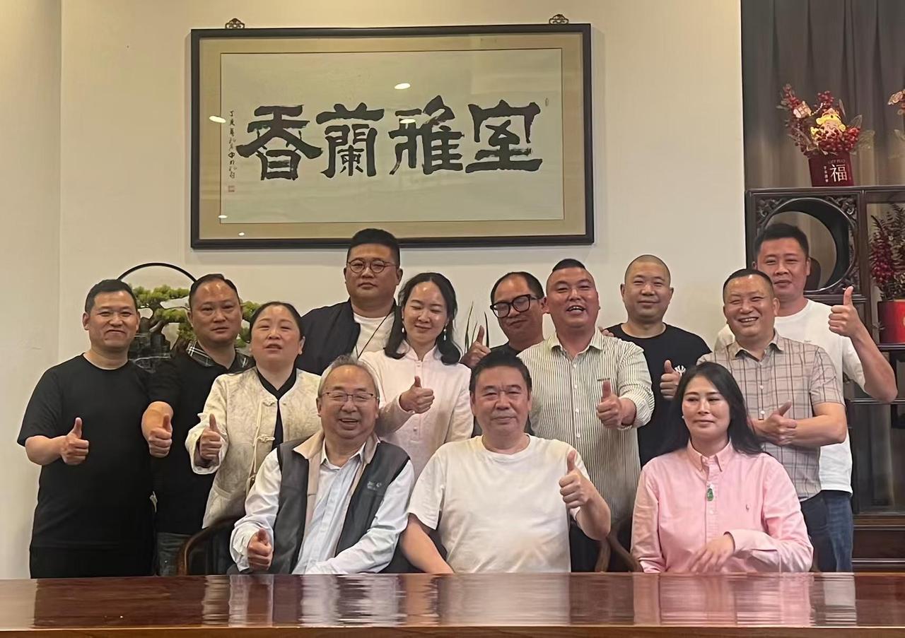 “胡烹有道”弟子部分成员与成都四大名老中医之一“肖小儿”传承人肖量及夫人团队合影