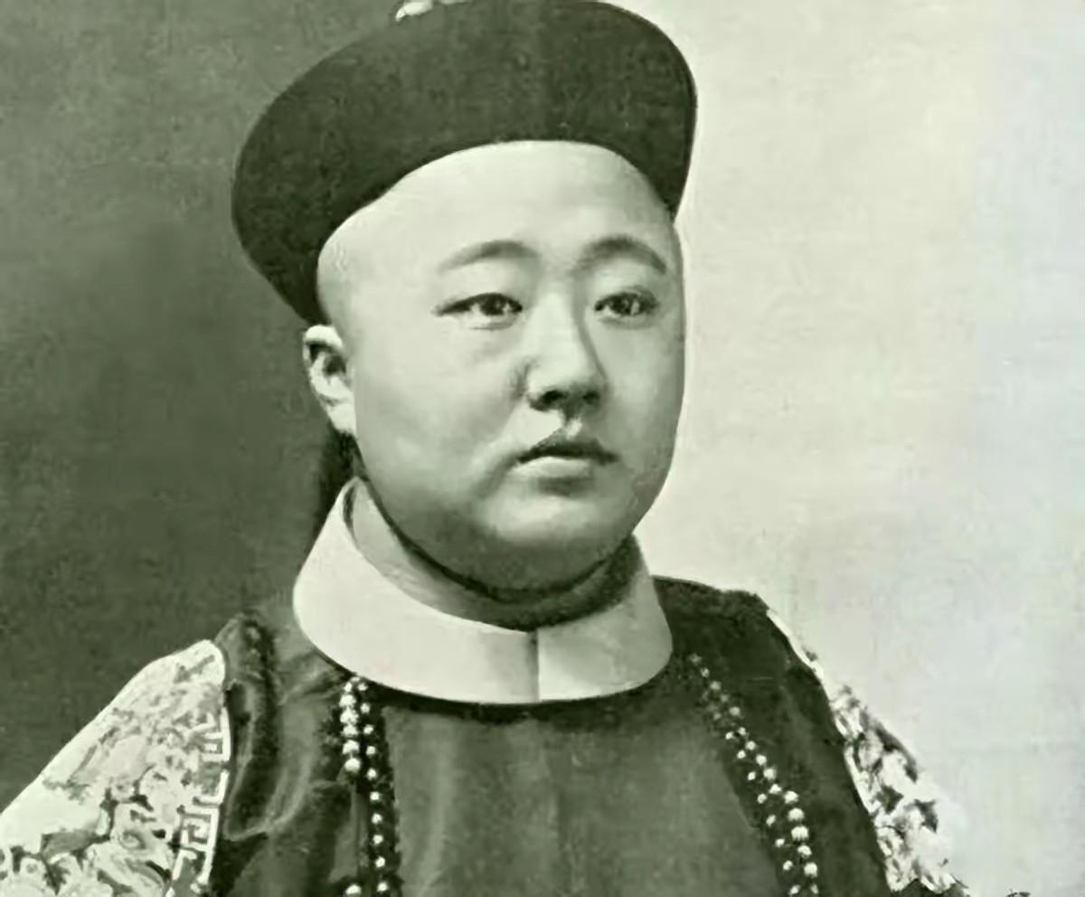 1931年的北京街头，昔日清朝“铁帽子王”晏森正奋力拉着黄包车，健壮的身影在人群
