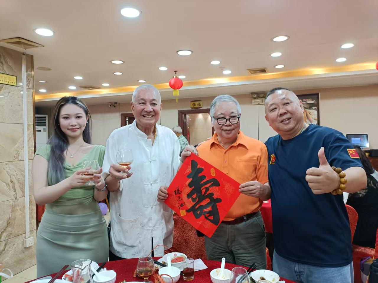 祝九十翁麦先生(图一左二)健康长寿！
