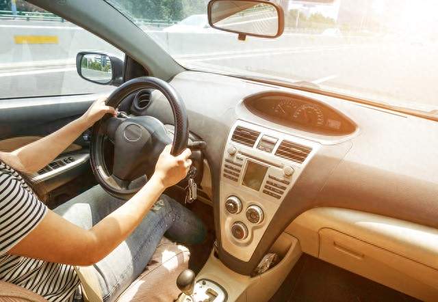 针对“女子驾车过高架，车顶被风筝线割破”这类事件