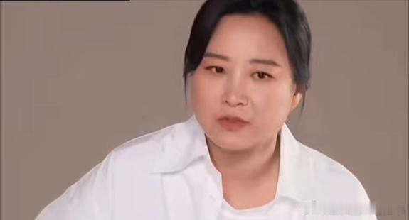 贾玲有新电影要上了，所以又开始出来营销了，话题依旧绕不开自己的体重。现在贾玲确实