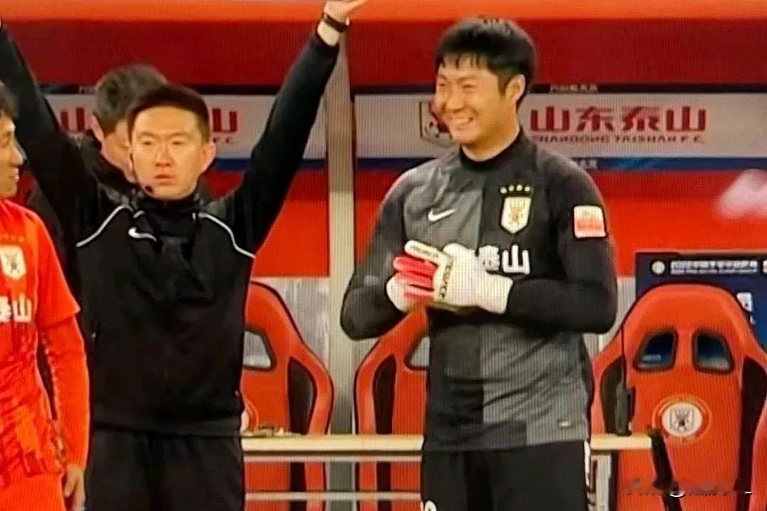 种种迹象表明山东泰山夏窗会有内外援引进。
  目前，韩镕泽租借至沧州雄狮；宋龙租