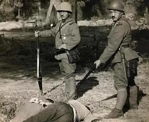 1941年，日军侵犯15岁的少女黄有良，她拼命反抗，鬼子大怒，正要杀她时，日本军