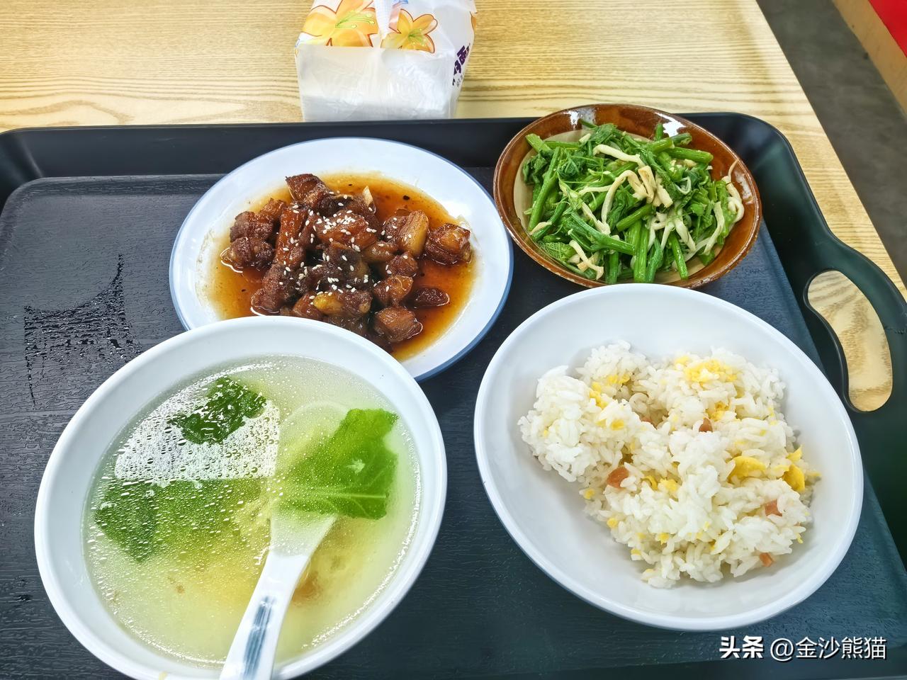 工作餐一荤一素23 贵吗？
科华北路四川大学望江校区西门外的餐饮门店换了一批又一