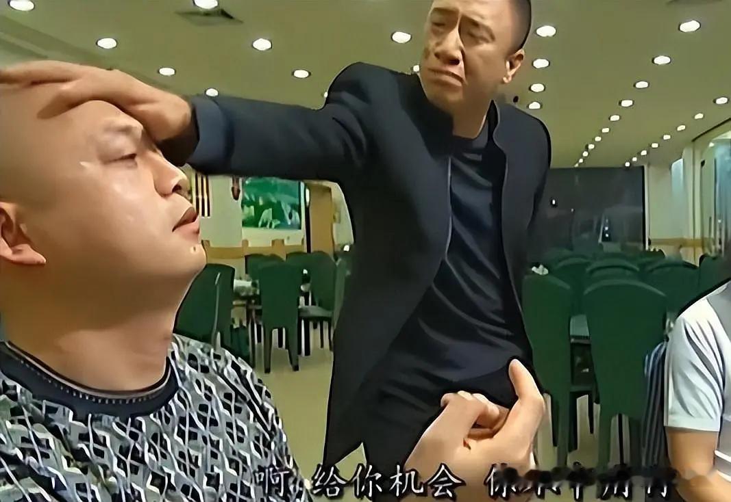 制片人为了省钱决定自己上，结果剧火了自己没路走了。
《征服》封飙被刘华强讥讽为“