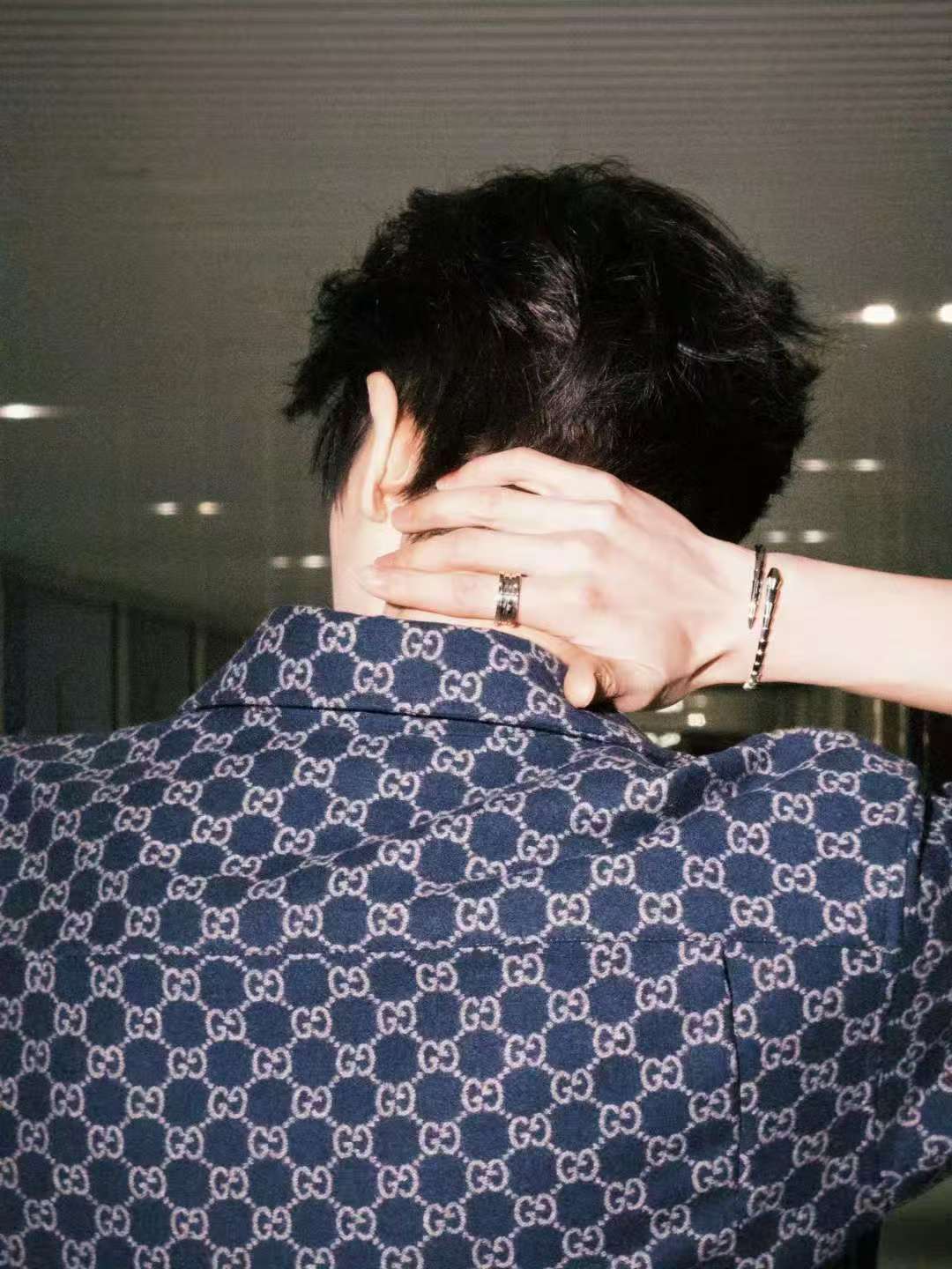 张凌赫李昀锐拍照姿势张凌赫李昀锐同款拍照姿势张凌赫李昀锐同款拍照姿势 光看后背就