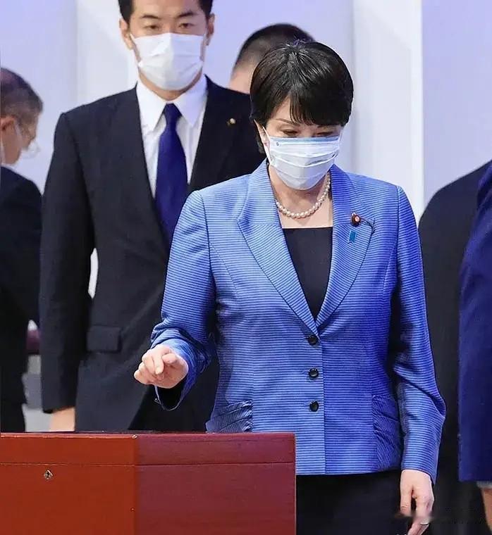 开头：日本政客高市早苗又搞事了！这次她被外媒曝光正四处求援想缓解外交矛盾，结果遭