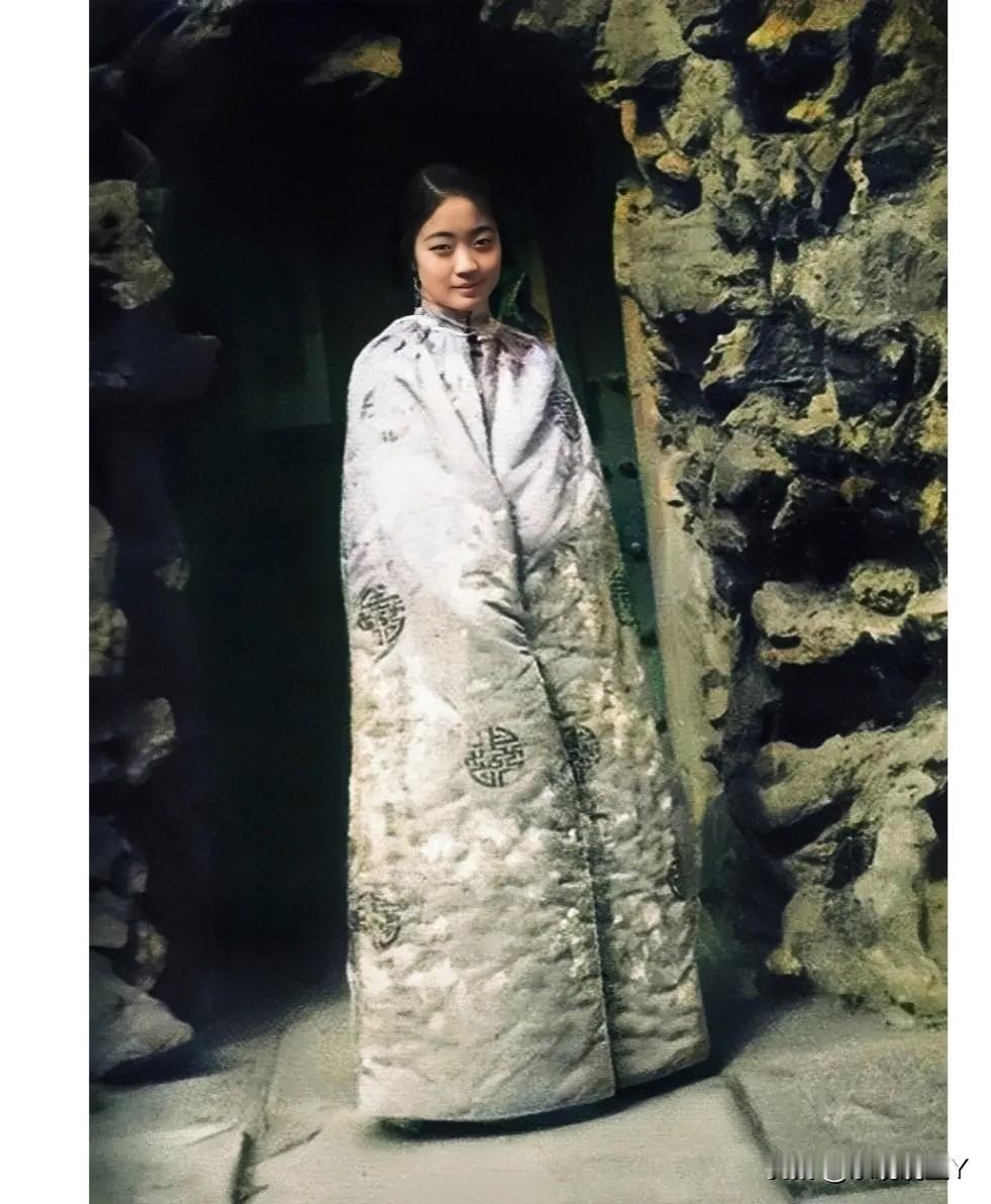 这是一九二二年，婉容在紫禁城御花园堆秀山打卡。都看一下呗！这绝非演戏，也绝非电视