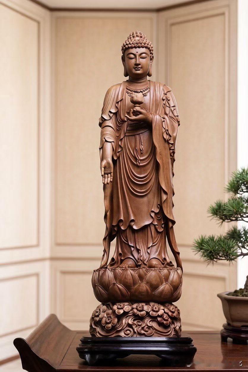 老山檀香｜阿弥陀佛

有些佛像，是看形；
有些，是闻香。

这一尊，更像后者。