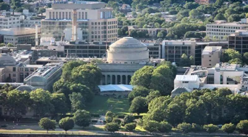 夜幕笼罩下的布鲁克莱恩社区被刺耳的警笛声划破宁静。当地时间15日晚间，麻省理工学