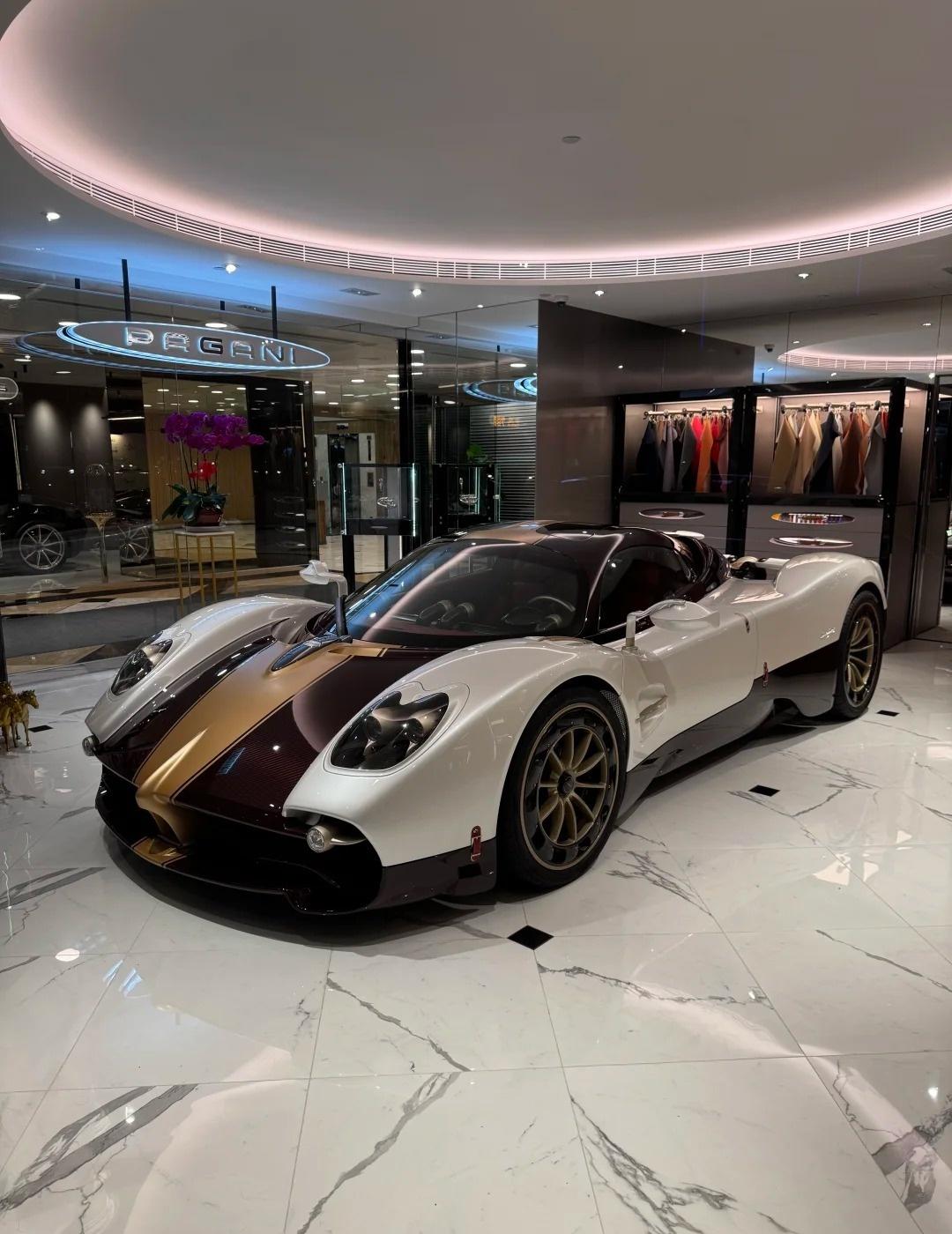 晚上好，帕加尼展厅最新展出的Pagani Utopia[点赞]绝美车片 ​​​